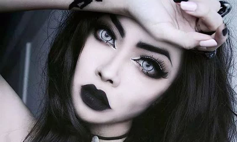 Logra un look gótico perfecto con nuestro maquillaje.