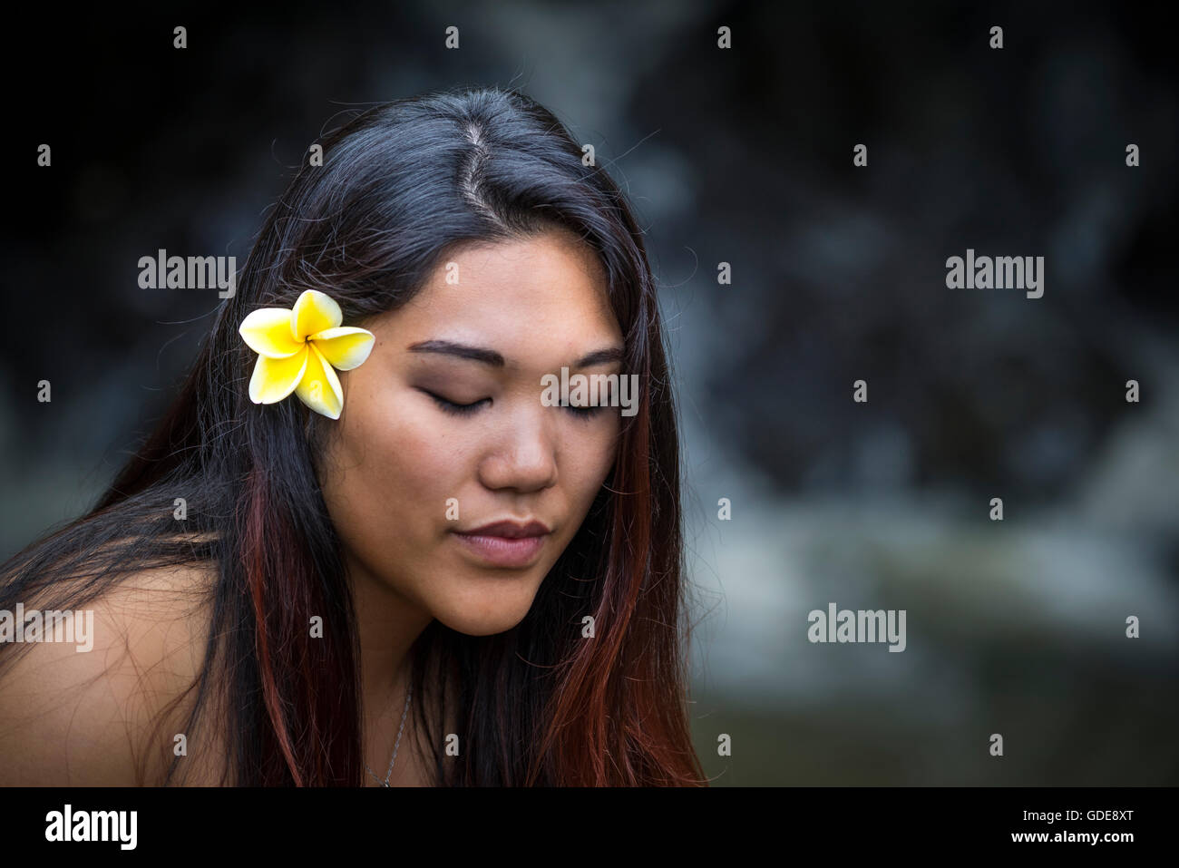 Descubre el encanto del maquillaje hawaiano: colores vibrantes y exóticos.