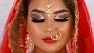 Descubre cómo resaltar tu Belleza con maquillaje hindú.