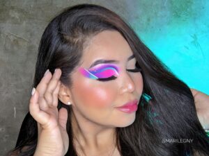 Descubre los mejores trucos de maquillaje para lucir radiante con tu vestido rojo.