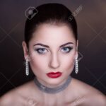 Maquillaje azul con dorado: Atrévete con un look impactante y sofisticado.