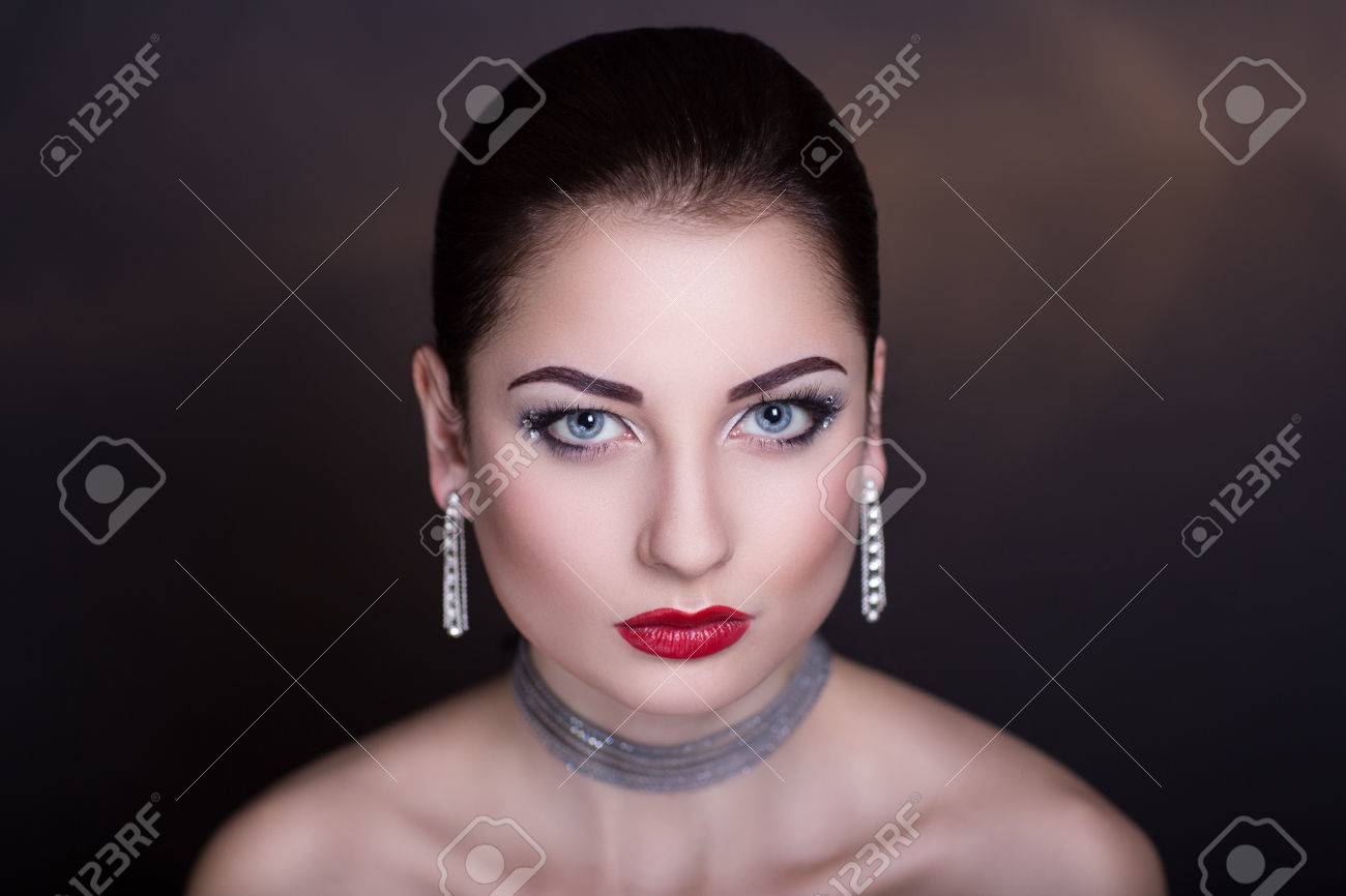 Maquillaje azul con dorado: Atrévete con un look impactante y sofisticado.