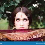 Descubre el encanto del maquillaje india y realza tu Belleza.