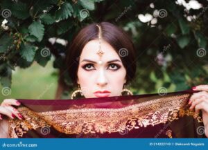 Descubre el encanto del maquillaje india y realza tu Belleza.
