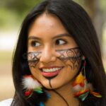Descubre la Belleza del maquillaje indígena: tradición y encanto nativo.