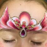 Descubre el encanto del maquillaje infantil con perlas – Maquillaje para niñas lleno de brillo y diversión.