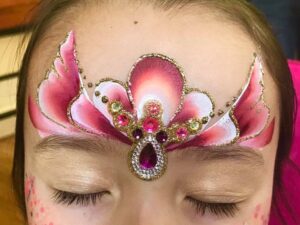 Descubre el encanto del maquillaje infantil con perlas – Maquillaje para niñas lleno de brillo y diversión.