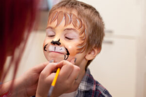 Maquillaje infantil fácil y rápido: Transforma a tus pequeños en sus personajes favoritos en minutos.