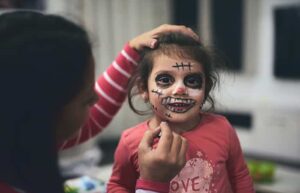 Descubre el maquillaje infantil perfecto para Halloween y diviértete en grande con tus hijos