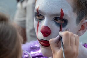 Transforma tu look con maquillaje Joker hombre. Obtén un estilo único y llamativo. Crea impacto con maquillaje de Joker para hombres. Atrévete a ser diferente y destacar con nuestro maquillaje Joker.