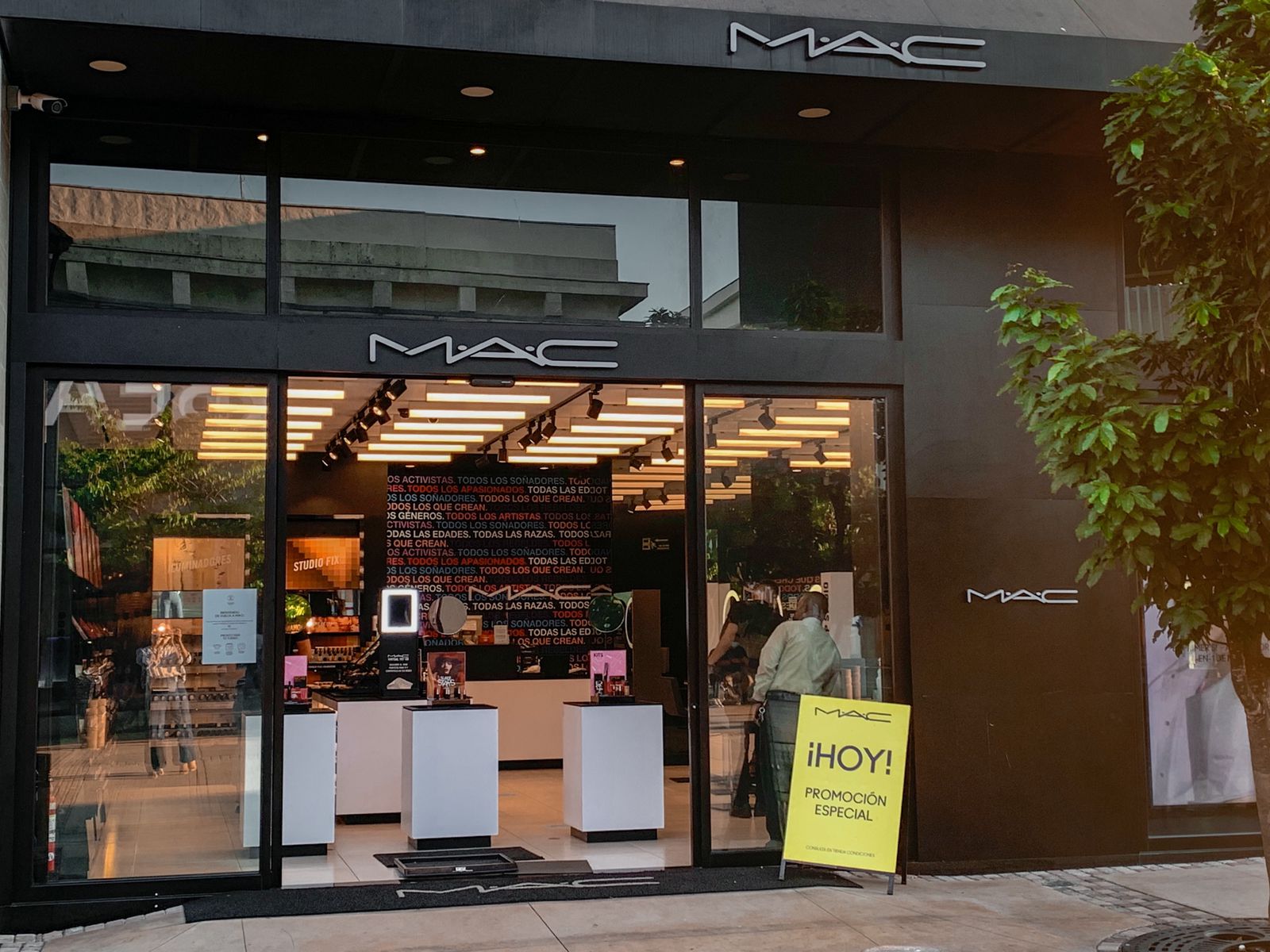 ¡Aprovecha la oferta de maquillaje MAC y luce radiante!