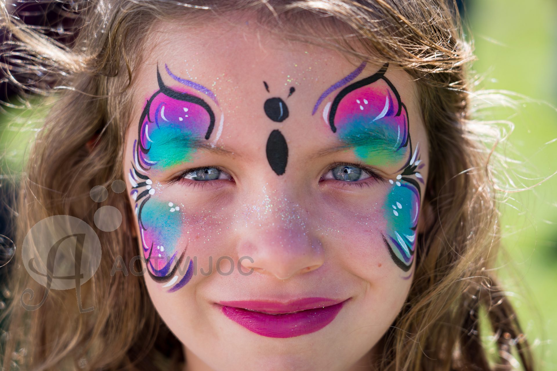 Logra un look mágico con el maquillaje del Sombrerero Loco. Experimenta la magia y la diversión. ¡Descubre cómo lograrlo aquí!