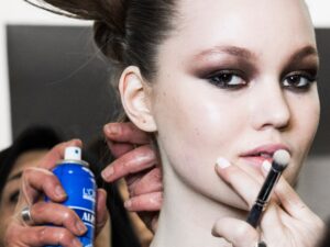 Descubre el mágico maquillaje de La Niña del Pozo y sorprende a todos.