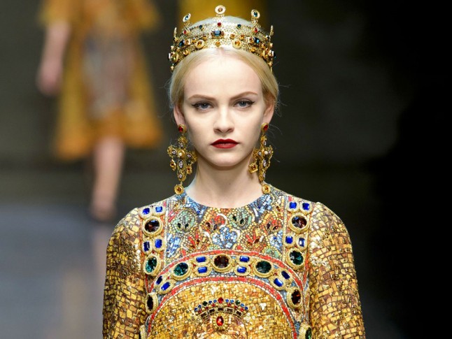 Descubre el encanto del maquillaje medieval para mujeres