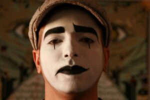 Descubre el maquillaje mimo para hombres: expresión artística y estilo propio.