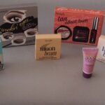 Descubre los beneficios del maquillaje mini de Benefit: looks perfectos en cualquier momento y lugar. Ideal para mujeres on-the-go.