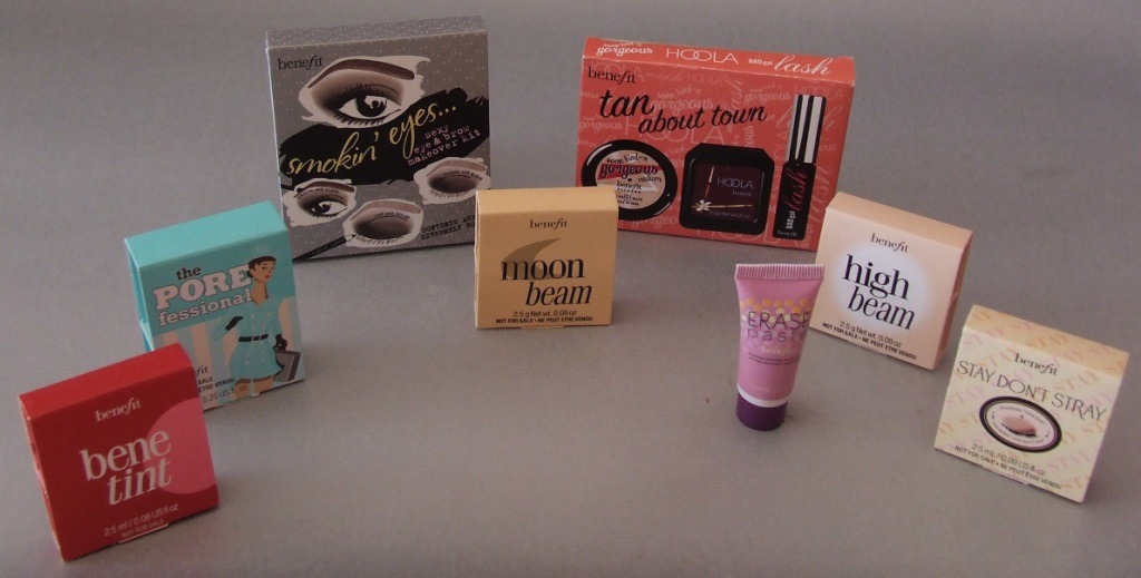 Descubre los beneficios del maquillaje mini de Benefit: looks perfectos en cualquier momento y lugar. Ideal para mujeres on-the-go.