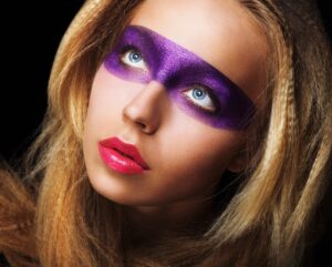 Descubre el impacto del maquillaje artístico morado: inspiración y creatividad.