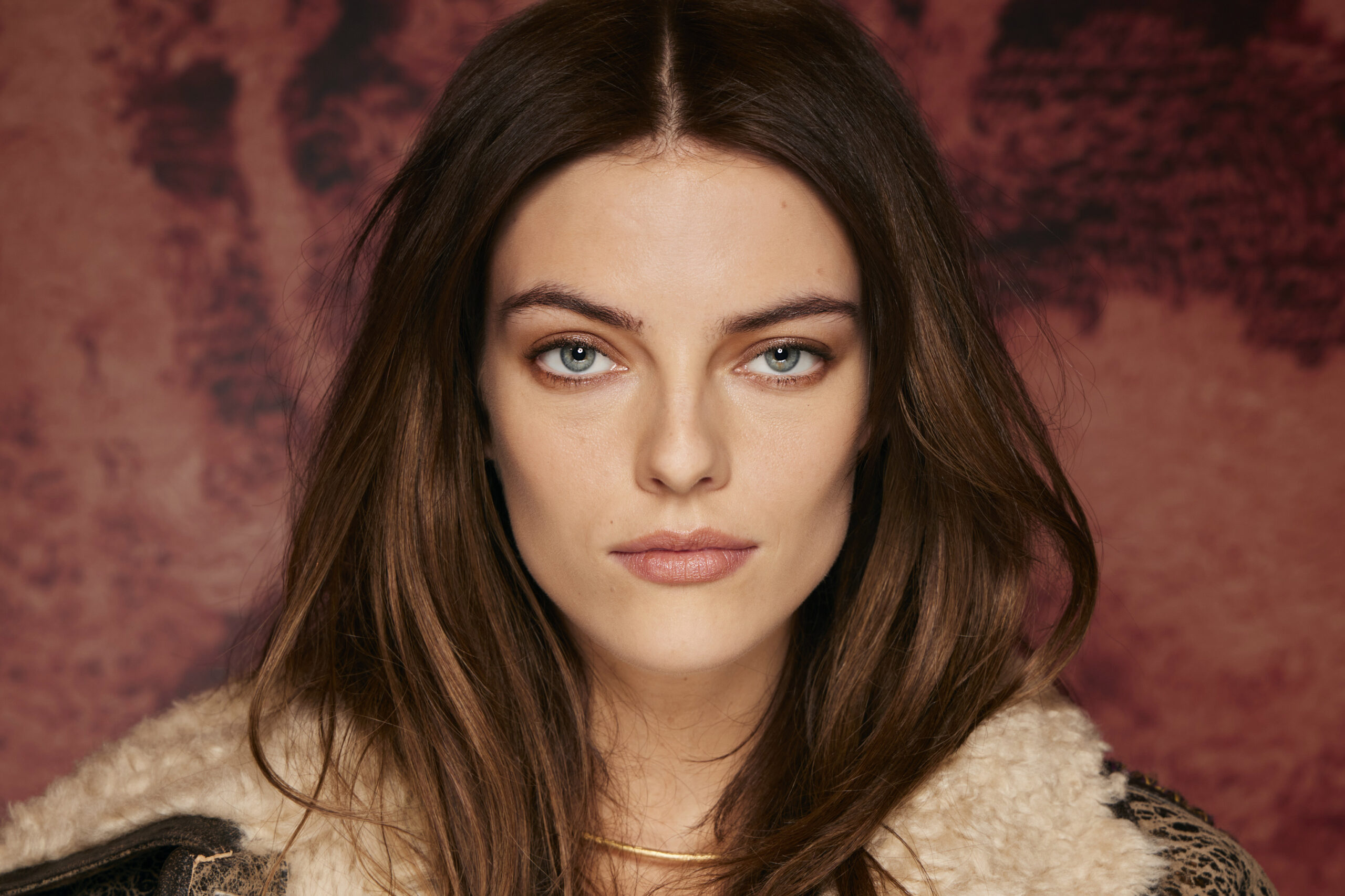 Logra un look natural perfecto para tus fotos con nuestro maquillaje.