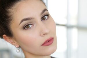 Descubre el encanto del maquillaje natural color lila: resalta tu Belleza con un toque sutil y sofisticado.