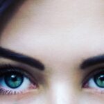 Descubre el maquillaje natural perfecto para resaltar tus ojos azules y lucir radiante. Aprende técnicas y trucos profesionales con nuestros expertos en Belleza. ¡Entra ahora y sorpréndete!