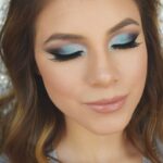 Descubre el encanto del maquillaje natural en tono azul rey.