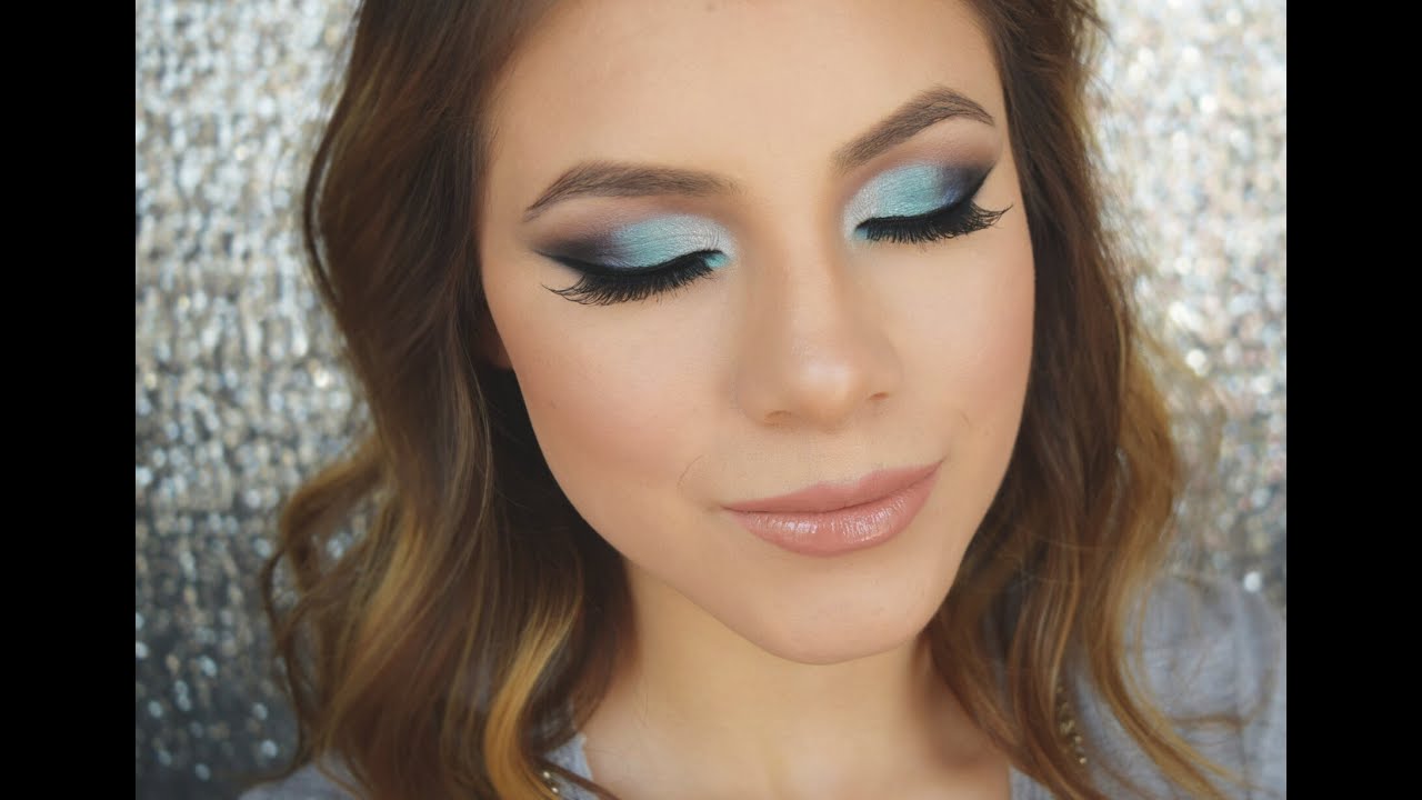 Descubre el encanto del maquillaje natural en tono azul rey.