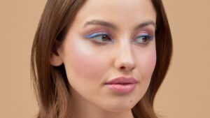 Descubre el encanto del maquillaje natural con tonos inspirados en el vino