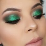 Descubre el encanto del maquillaje natural en tono verde esmeralda