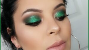 Descubre el encanto del maquillaje natural en tono verde esmeralda