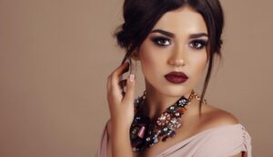 Descubre el secreto del maquillaje natural para la noche y deslumbra con un look impecable.