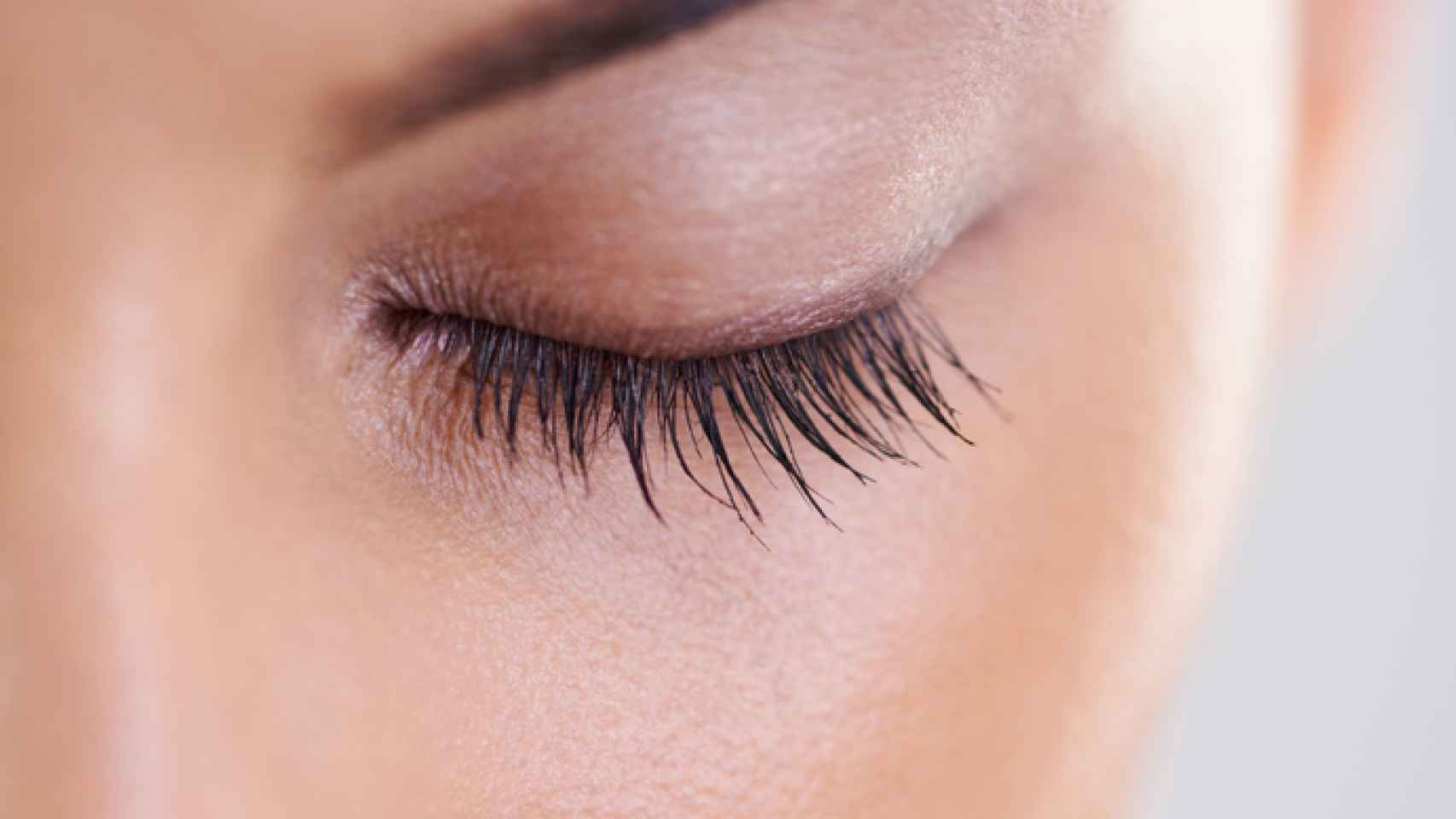 Descubre el encanto del maquillaje natural para niñas: resalta su Belleza de forma sutil y delicada.