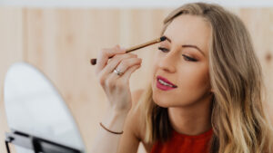Descubre el encanto del maquillaje natural para unos ojos seductores