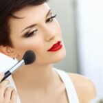 Consigue un maquillaje natural básico – Tips y técnicas para un look fresco y radiante. Ideal para quienes buscan un aspecto sutil y luminoso.