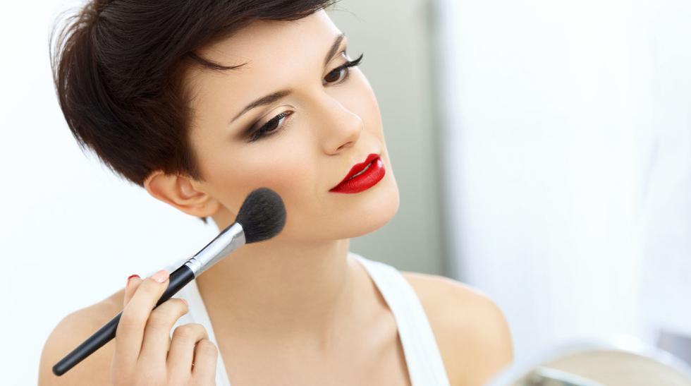 Consigue un maquillaje natural básico – Tips y técnicas para un look fresco y radiante. Ideal para quienes buscan un aspecto sutil y luminoso.