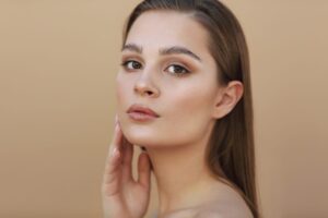 Descubre el maquillaje natural perfecto para tu boda y luce radiante con nuestra guía completa de Belleza.