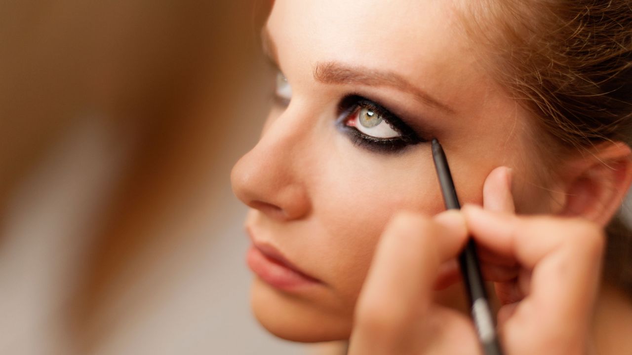 Descubre el fascinante mundo del maquillaje negro estético y resalta tu Belleza al máximo.