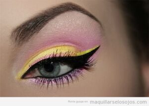 Descubre cómo hacer un maquillaje de ojos sencillo en tonos rosa