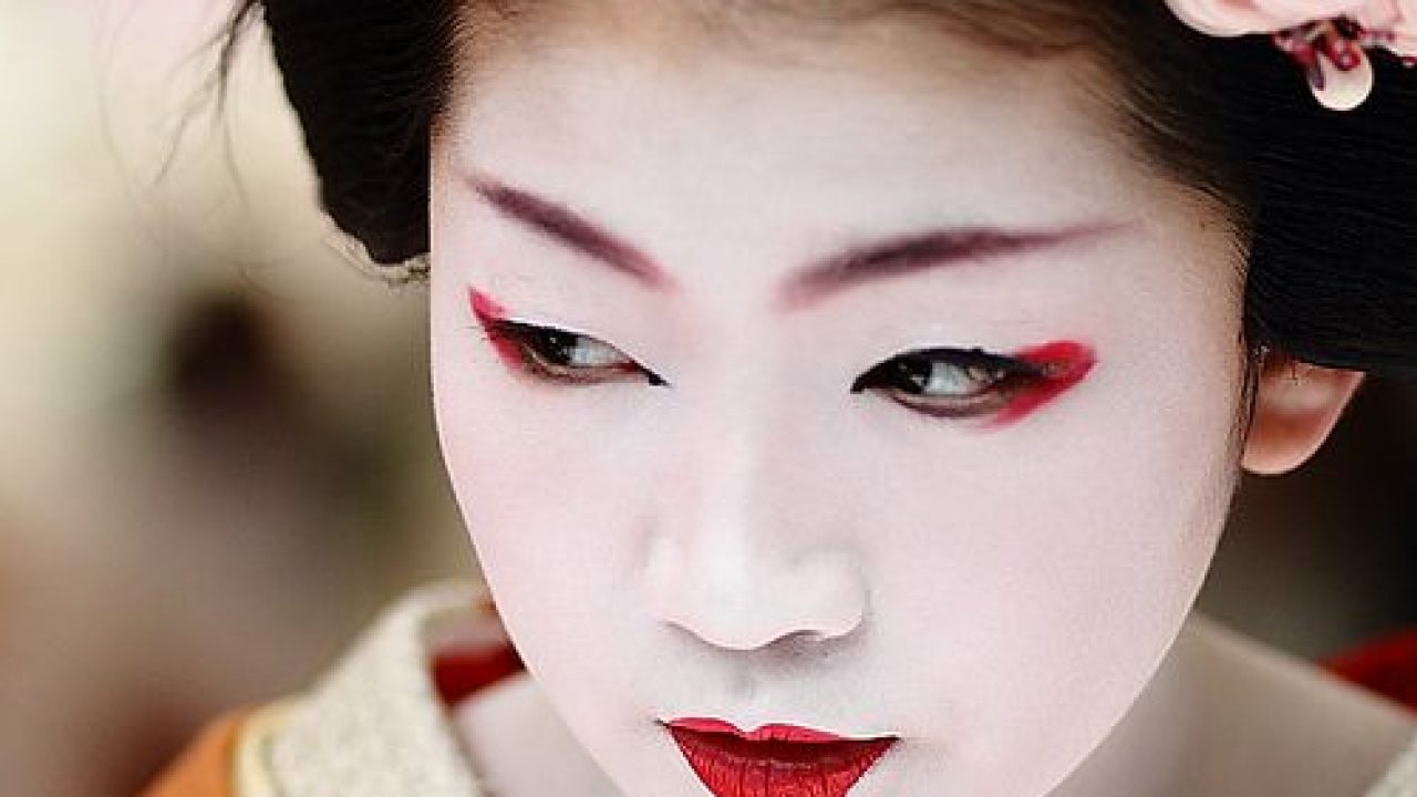 Descubre los secretos del maquillaje oriental: técnicas y tendencias