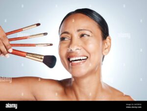 Descubre el maquillaje MAC ideal para Belleza madura y luce radiante