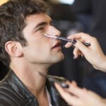 Aprende a lucir impecable: tips de maquillaje para hombres en los años 20