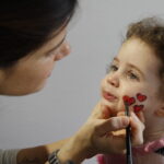 Encuentra el mejor maquillaje para niñas: colores divertidos y seguros