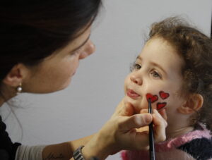Encuentra el mejor maquillaje para niñas: colores divertidos y seguros