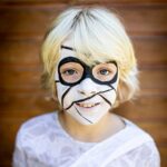 Maquillaje divertido para niños inspirado en It – Crea looks aterradores y divertidos para tus pequeños fans de Pennywise con nuestra colección especial. ¡Diviértete maquillando y crea momentos inolvidables juntos!