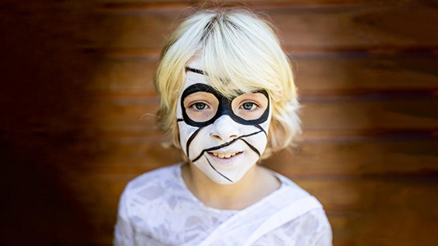 Maquillaje divertido para niños inspirado en It – Crea looks aterradores y divertidos para tus pequeños fans de Pennywise con nuestra colección especial. ¡Diviértete maquillando y crea momentos inolvidables juntos!