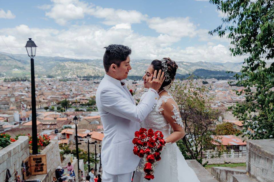 Encuentra el mejor maquillaje para novias en Quito y luce radiante en tu gran día.
