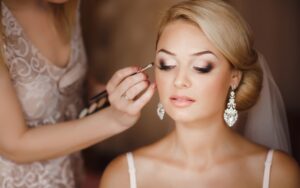Descubre el mejor maquillaje para novios y resalta tu Belleza masculina. Haz clic aquí para lucir radiante en tu gran día.