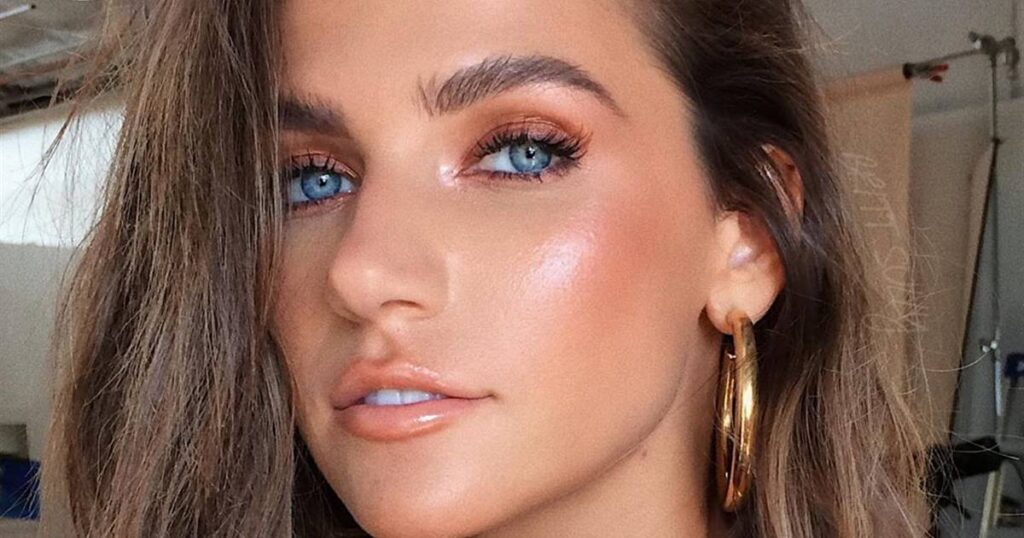 Descubre cómo resaltar tus ojos azules con nuestros consejos de maquillaje.