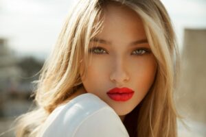 Descubre los mejores trucos de maquillaje para resaltar tus ojos azules y Belleza clara