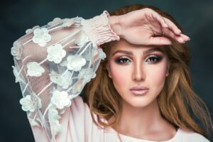 Descubre los secretos del maquillaje para resaltar tus ojos marrones.